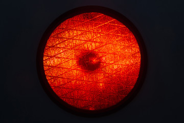 Luz o piloto rojo de semaforo encendido, aislado sobre negro