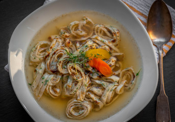 klare Rindsuppe mit Einlage, Frittaten, Kräuterfrittaten, 