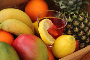 Gemischtes Obst mit Saft