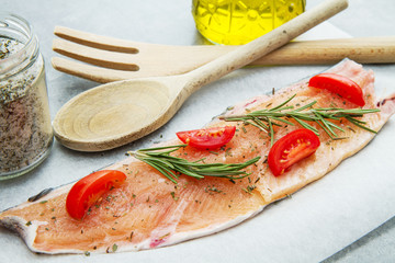 filetto di trota salmonata con pomodorini e rosmarino 