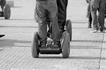 Obraz premium people go on electrical wheels, transportation to skiing