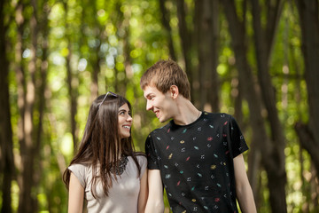 Naklejka premium Couple in a walk in the park