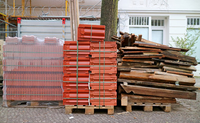 Baustelle mit Dachziegeln / Dachgeschossausbau