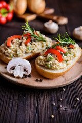 Chicken meat spread with mushrooms, pepper and egg