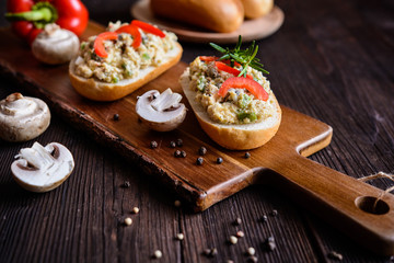 Chicken meat spread with mushrooms, pepper and egg