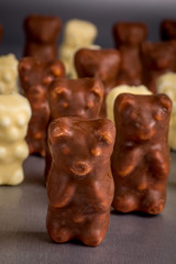 des bonbons en forme d'ours en chocolat blancs et noirs