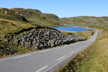 Landstraße in Traumlandschaft in Norwegen 