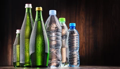 Crédence de cuisine en verre imprimé Eau Different sorts of bottles containing mineral water