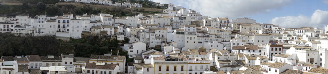 Obraz premium panoramiczne widoki gminy Setenil de las Bodegas w prowincji Kadyks w Andaluzji