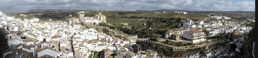 Fototapeta na wymiar vistas panorámicas del municipio de Setenil de las Bodegas en la provincia de Cádiz, Andalucía