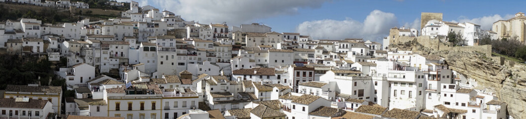 Fototapeta na wymiar vistas panorámicas del municipio de Setenil de las Bodegas en la provincia de Cádiz, Andalucía