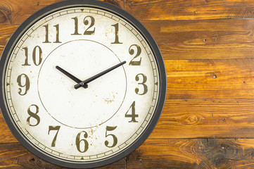 reloj de pared a las diez horas y diez minutos sobre fondo de madera
