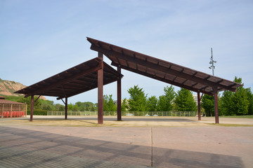 estructura de madera en un parque