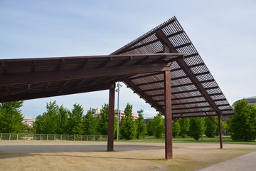 estructura de madera en un parque