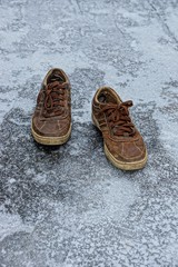 Коричневые туфли на льду