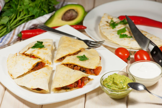 Quesadilla with chicken, served with guacamole or salsa sauce