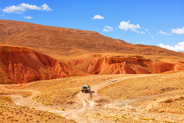 Off-road car driving on a desertic landscape. Dades Valley, Morocco © Jose Ignacio Soto