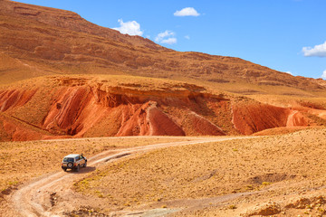 Off-road car driving on a desertic landscape. Dades Valley, Morocco © Jose Ignacio Soto