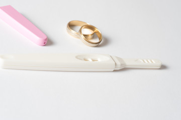 Ein Schwangerschaftstest und zwei goldene Eheringe