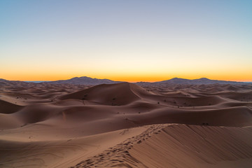 Fototapeta na wymiar the sun rises in the desert 