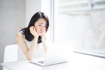 パソコンを使う女性