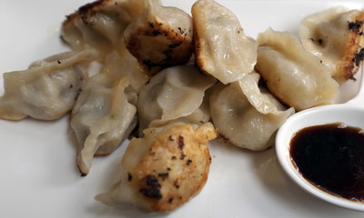 Raviolis chinois grillés et leur sauce