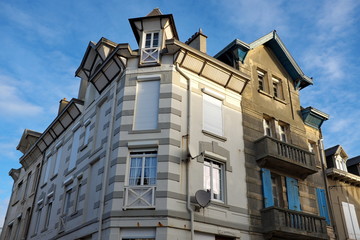 Obraz premium Maison au coin d'une rue