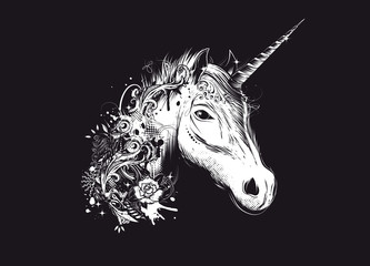 Der Kopf eines Einhorns mit floralen Verzierungen und Ornamenten. Handgezeichneter Einhorn Kopf auf schwarzem Hintergrund. © namosh