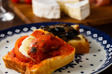 クロスティーニと赤ワイン