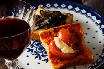 クロスティーニと赤ワイン