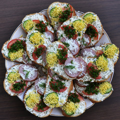 Simple little sandwiches - canapes with kovbosoyu, cottage cheese, egg and
greenery