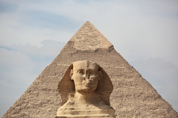 De Sfinx in Gizeh en de oude Egyptische piramide in Gizeh, Caïro