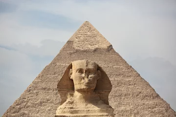 Fotobehang Egypte De Sfinx in Gizeh en de oude Egyptische piramide in Gizeh, Caïro