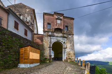 Fototapeta na wymiar Old gate in Motovun, Croatia.