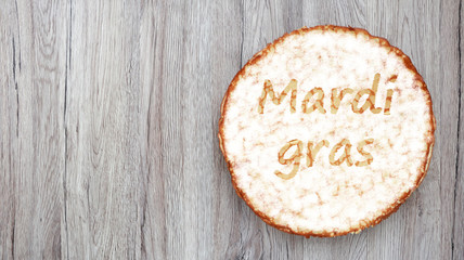 Obraz na płótnie Canvas Crêpe au sucre et Mardi gras sur fond bois, carte menu