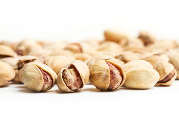 Pistachos frutos secos sobre fondo blanco aislado. Vista de frente y de cerca. Copy space. Macro. 