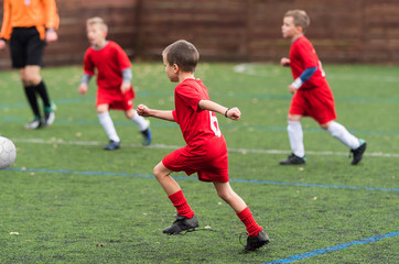 Obraz premium Boy kicking soccer ball