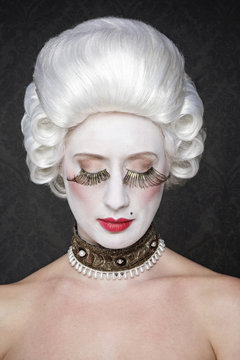 maquillage femme déguisée en marquise du dix-huitième siècle,