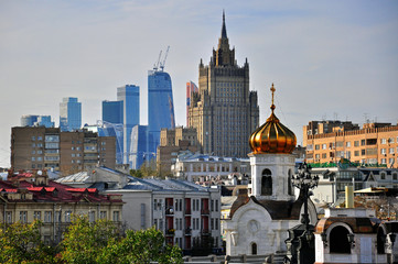 Obraz premium View of a church and skyscrapers of Moscow city
