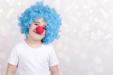 niño divertido en carnaval