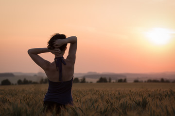 Frau im Kornfeld - Perspektive - Vermissen - Zukunft