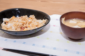 チャーハンと味噌汁