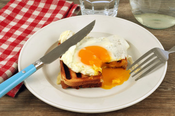 Un croque-madame dans une assiette 