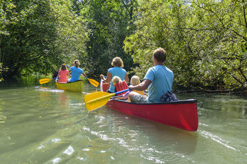 Freizeitpaddler auf dem Fluss unterwegs