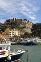 Fototapeta na wymiar Port and Castle of Cassis French Riviera, France
