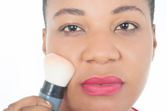femme en beaut&eacute; fait ressortir le meilleur de ses pommettes avec du blush