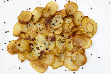 Patate fritte chips con pepe e sale