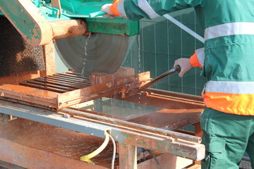 Arbeiter an einer Kreissäge (Tischkreissäge)