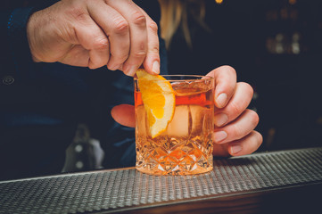 Preparazione cocktail all'arancia