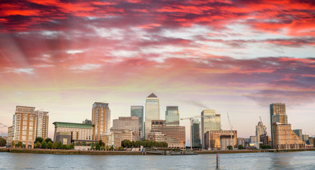 Fototapeta premium Sunset colors over Canary Wharf skyline, London - UK
